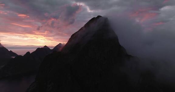 日落海上山丘 挪威峡湾