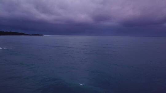 航拍暴风雨前的海面视频素材模板下载