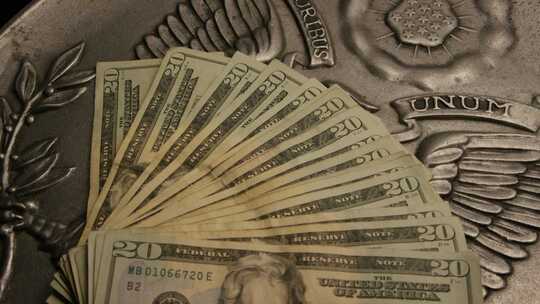美国鹰盾背景上美国纸币的旋转镜头-MONEY 0401