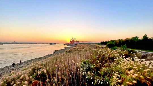 穿越机航拍扬州六圩灯塔江岸夕阳落日