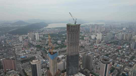 城市高空俯瞰众多高楼建筑