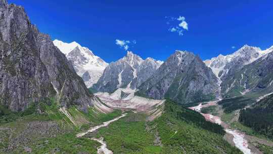 航拍四川南门关沟红石滩嘉子峰鹊巴峰群山