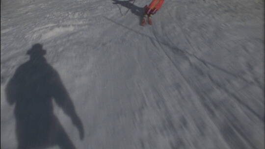 拿录像设备跟踪一个滑雪者