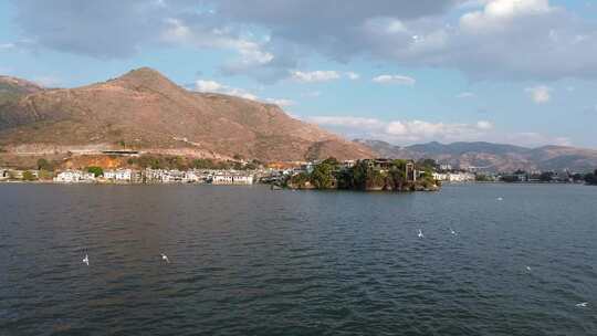 湖畔城镇与远山风景