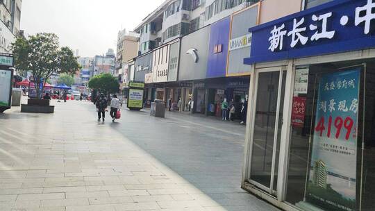 疫情小区门店步行街路上行人街头景象