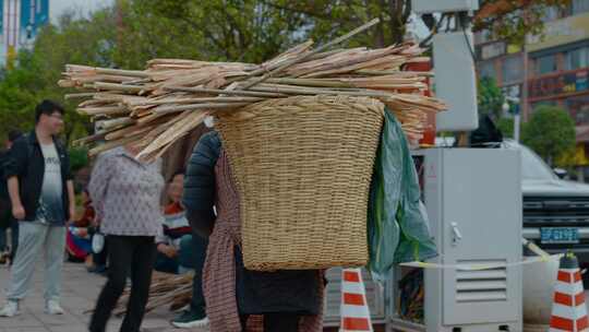 民族节日宁蒗彝族火把节售卖火把路边摊贩