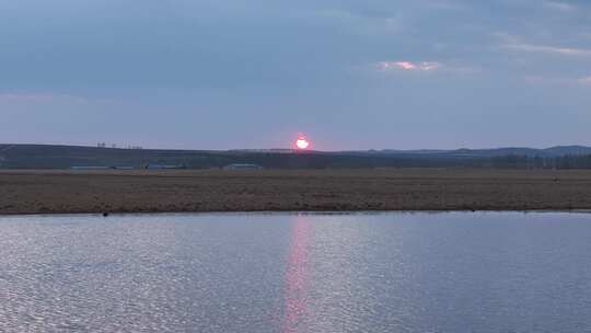 乌云遮不住太阳荒野阴云红日西坠