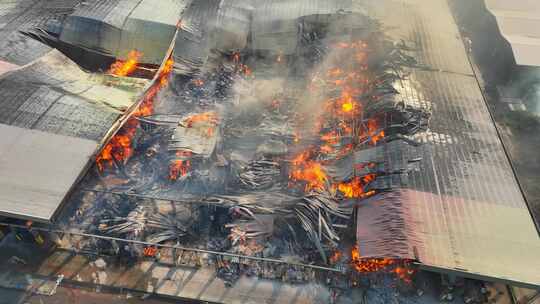一场大火吞噬一座工业建筑的鸟瞰图。