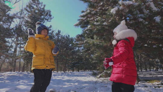 快乐儿童在雪地里打雪仗