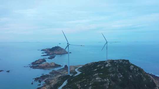 大海中岛屿上的风力发电