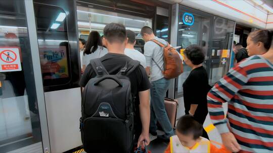 深圳地铁视频深圳地铁车厢内拥挤的乘客