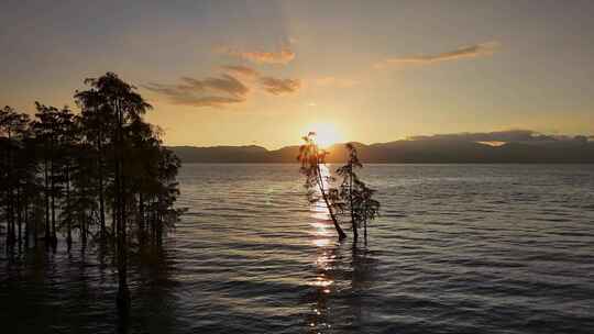 云南大理苍山洱海湖水日出