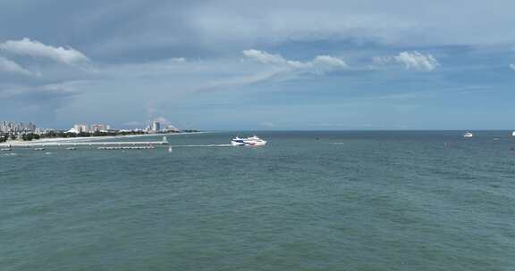 北海国际客运港开往涠洲岛的游船