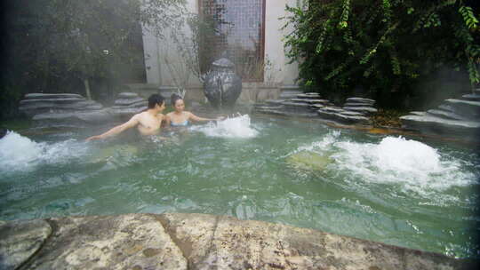 情侣在温泉中享受宁静时光