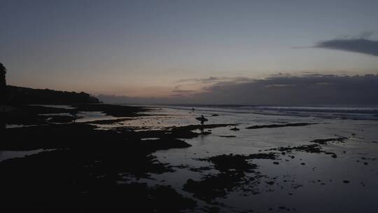 夕阳下的海滨人群剪影视频素材模板下载