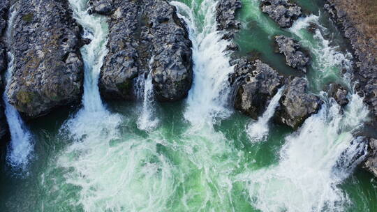 岩石间碧绿清澈的河水视频素材模板下载