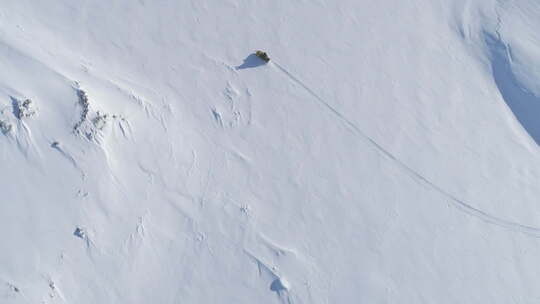 滑雪骑雪地表面空中跟踪拍摄