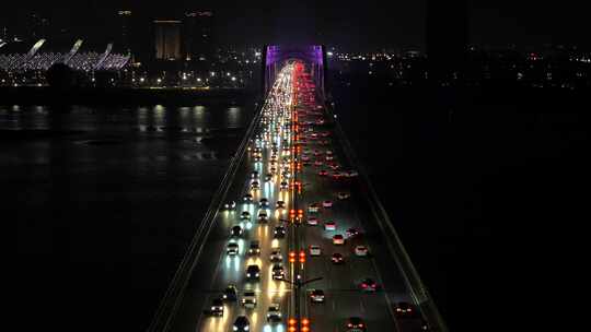 城市晚高峰车流穿梭桥梁