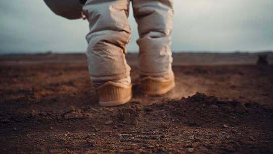 在火星行走的宇航员脚步