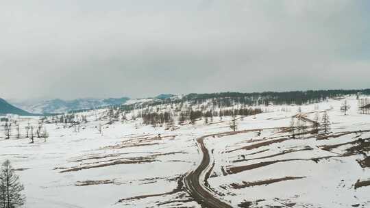 白雪覆盖的土地的无人机镜头