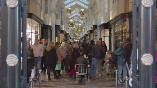 伦敦伯灵顿拱廊购物区来往的顾客视频素材模板下载