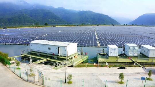 航拍河边光伏太阳能电池板