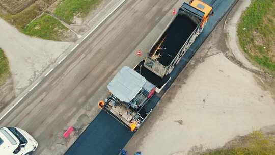 鸟瞰道路服务在道路上铺设沥青