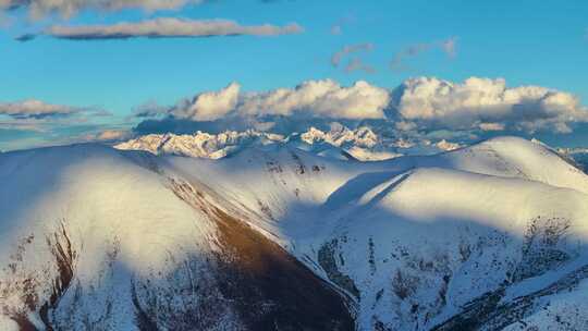 航拍雪山日照金山