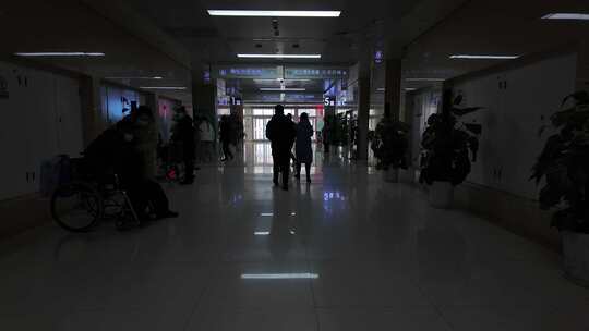 医院走廊内的景象