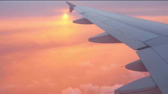 飞机舷窗外的太阳云海视频素材模板下载