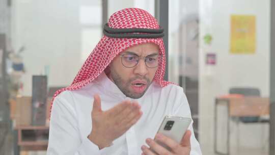 年轻的阿拉伯男子因电话丢失而震惊视频素材模板下载