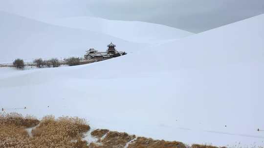 敦煌鸣沙山月牙泉雪景航拍