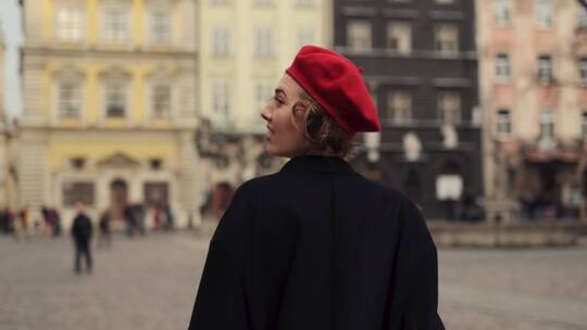 戴贝雷帽的女模特走在街上行走视频素材模板下载