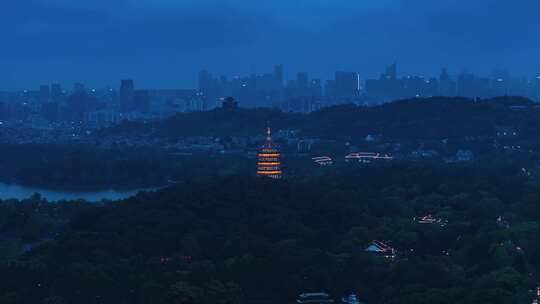 西湖雷峰塔城隍阁同框夜景