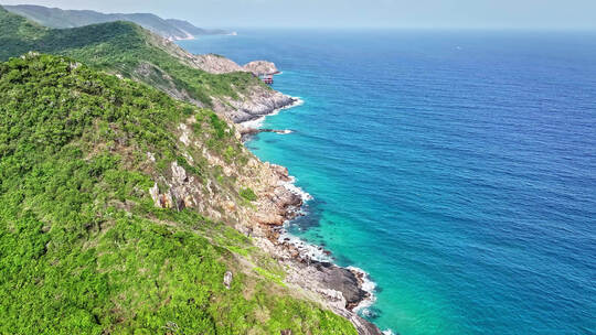 平流雾下的陡峭山悬崖和海岸线