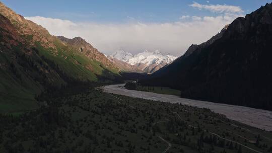 中国新疆伊犁夏特古道风景