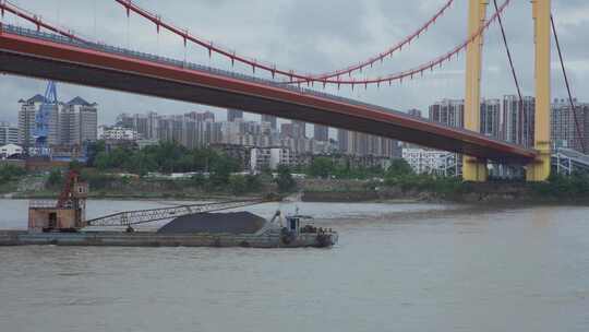 实拍货船驶过至喜长江大桥视频素材模板下载