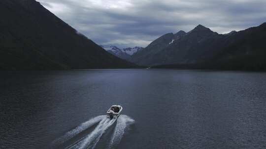 在山湖中航行的摩托艇