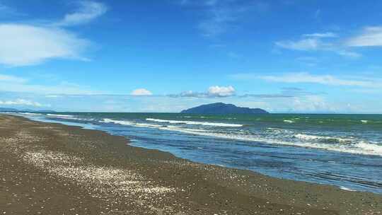 在美丽的晴天，新西兰Otaki海滩向Kapiti海滩缓慢变焦
