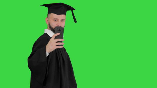 毕业男子在绿幕下自拍视频素材模板下载