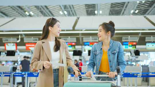 亚洲年轻女性乘客在机场候机楼走到登机口。