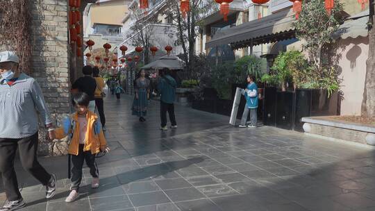 云南旅游昆明老街拍照片的年轻人