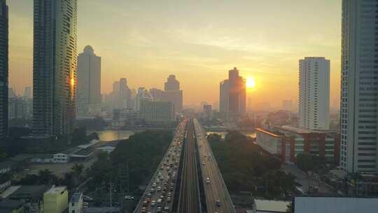 城市日出 早高峰太阳升起拥堵的城市道路