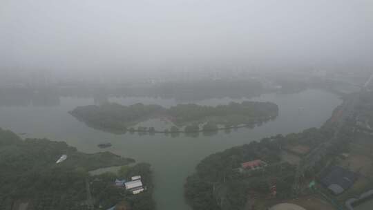 春天烟雨下的河流航拍