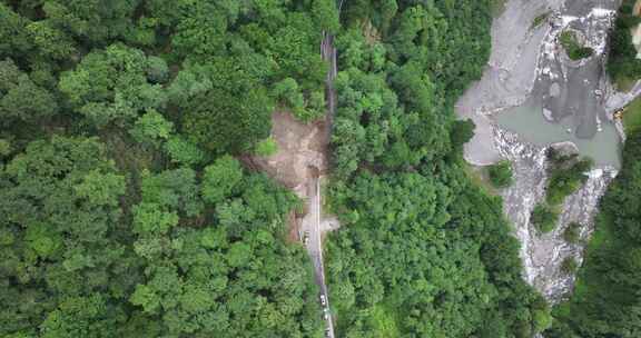 雨季泥水流塌方路段工程车抢修