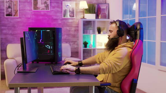 男人在房间里的游戏椅上玩电子游戏