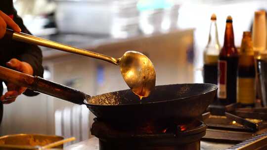 餐馆里炒菜颠勺 烹饪美食视频素材模板下载