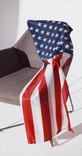 扶手椅上的美国国旗被人拿走