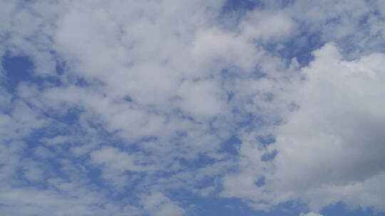 非洲坦桑尼亚蓝天白云下的晴朗天空