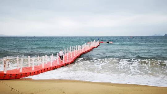 实拍沙滩海浪礁石大海